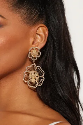 Delightful Flower Earrings - Gold