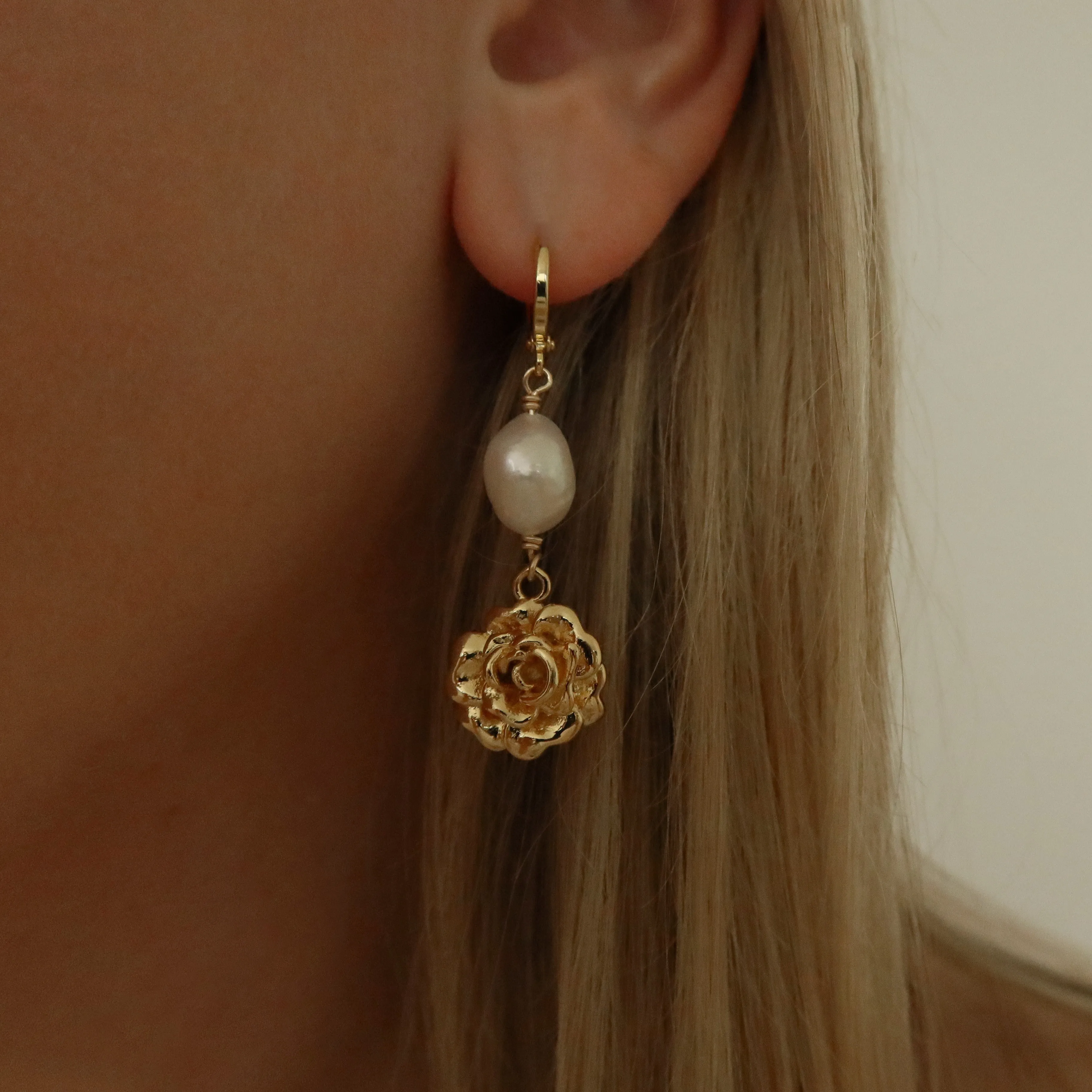 Rosette pearl earrings