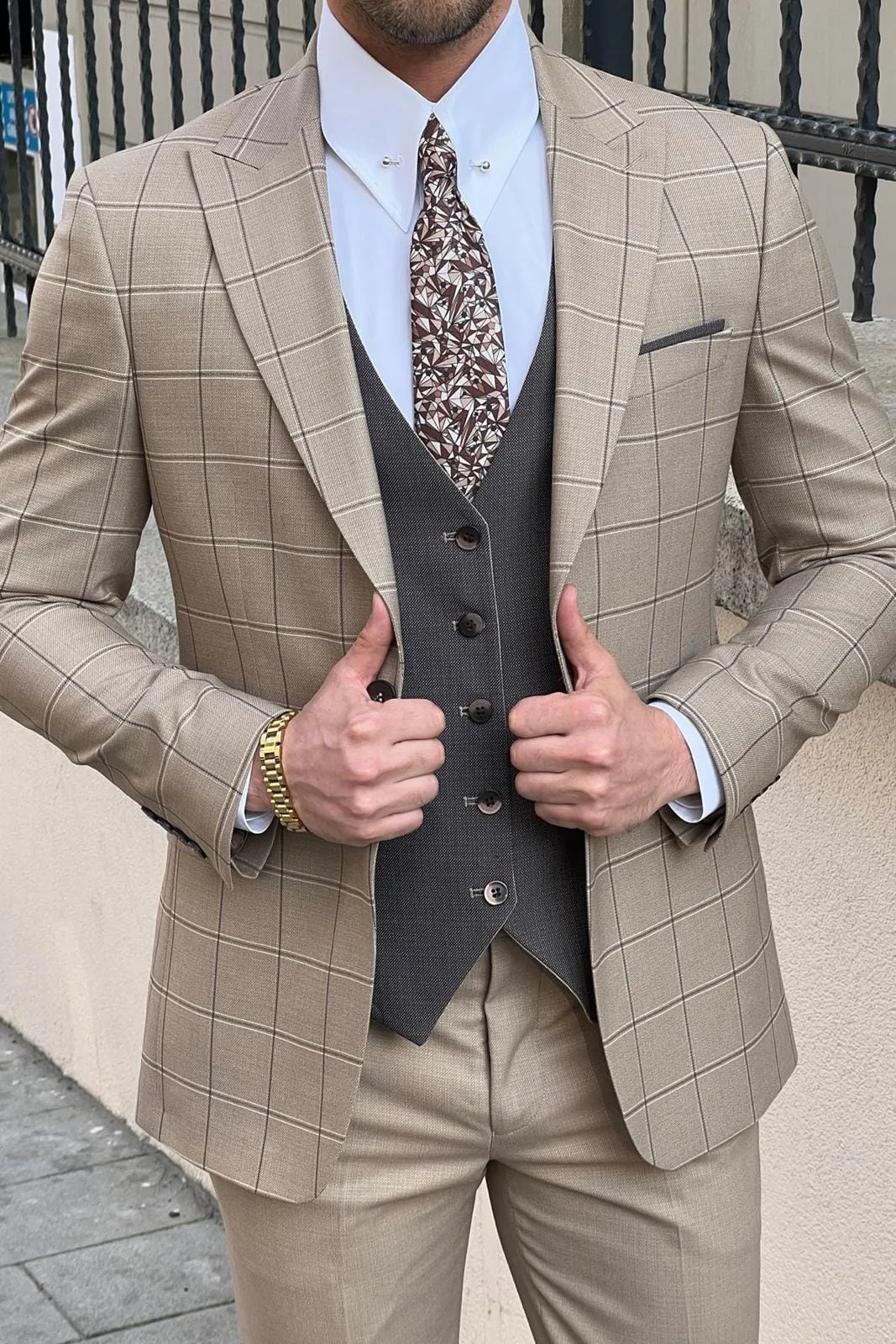 Slim-Fit Pointed Collar Plaid Beige Wool combination suit